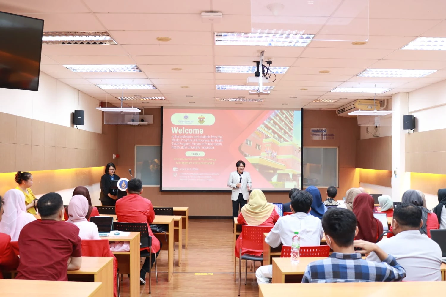 Dekan Fakultas Kesehatan Masyarakat Mahidol University, Thailand memberikan sambutan dihadapan delegasi FKM Unhas. Kredit: FKM Unhas.